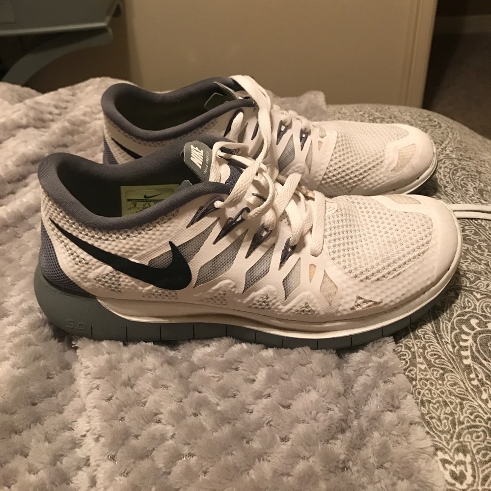 Women’s size 8 white & grey Nike